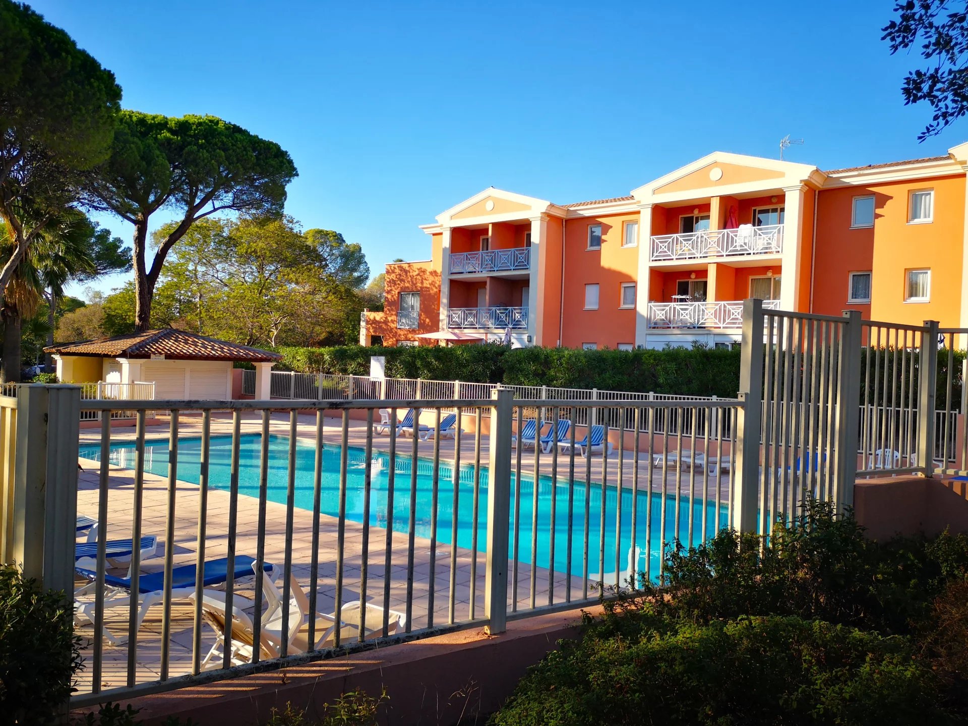 SAINT-RAPHAËL, Studio au calme avec parking