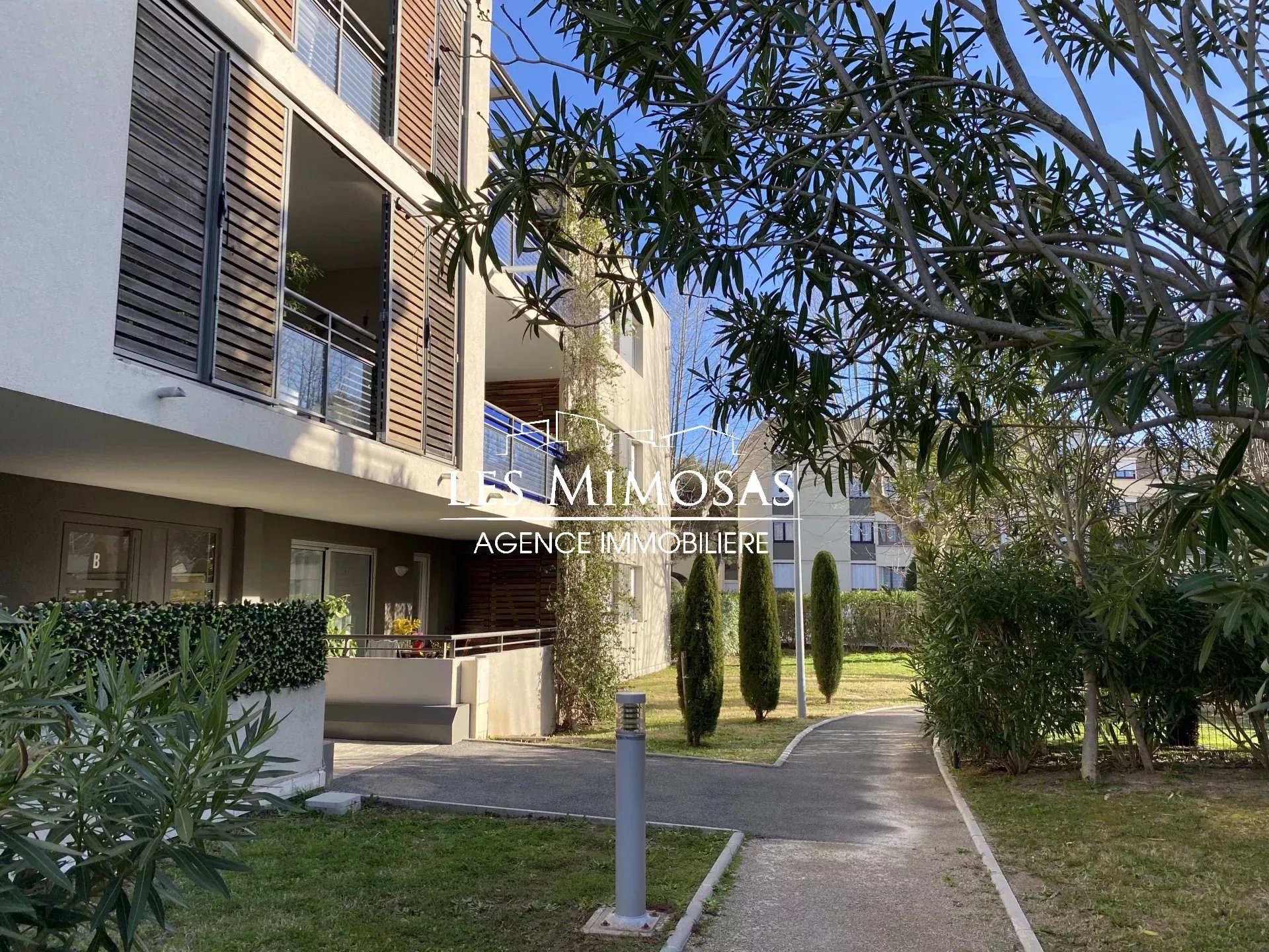 FREJUS – 3P – Grande Terrasse – Proche Commerces