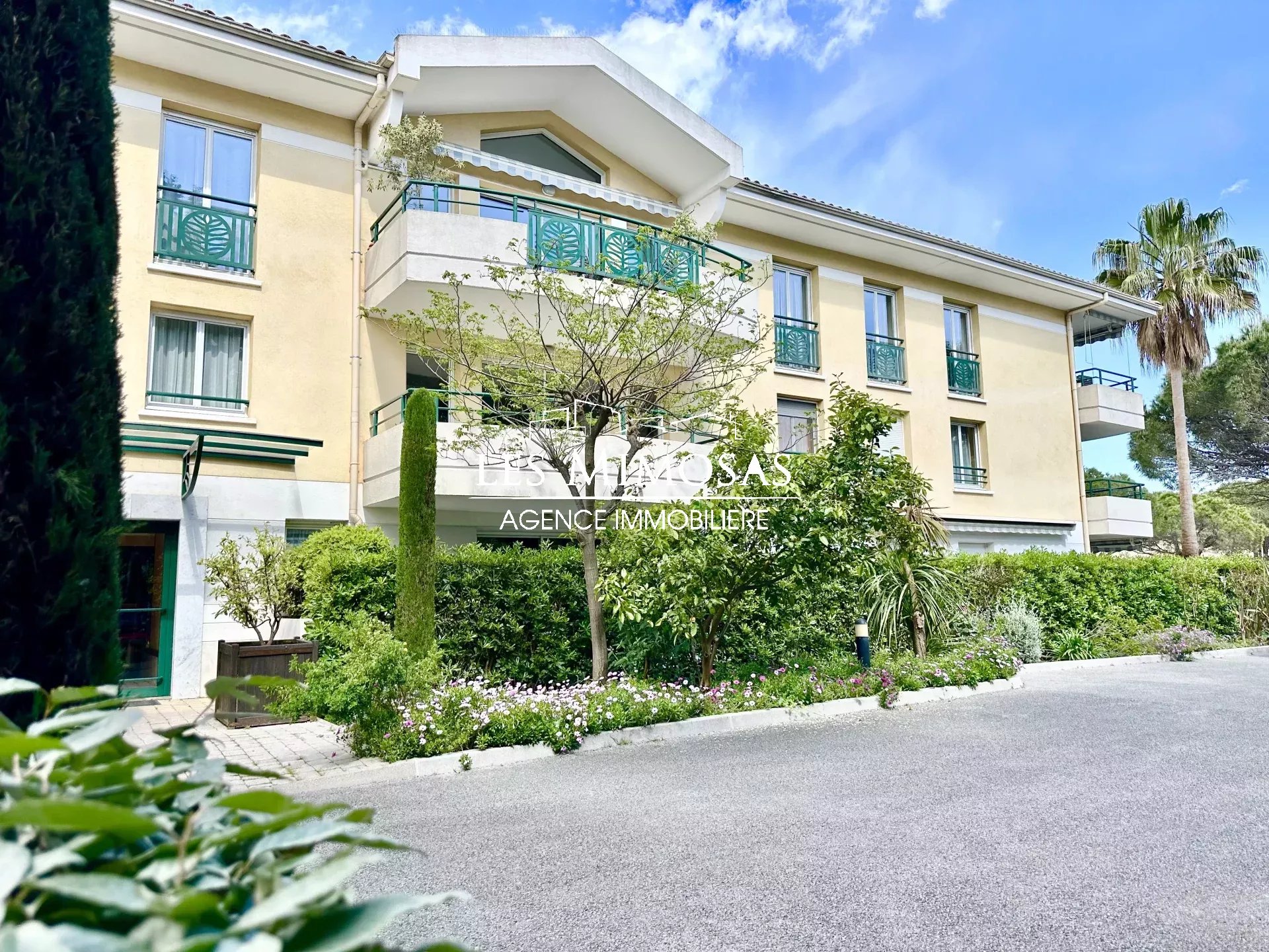 FREJUS-PLAGE, proche PORT-FREJUS, grand APPARTEMENT de 95m² en Duplex