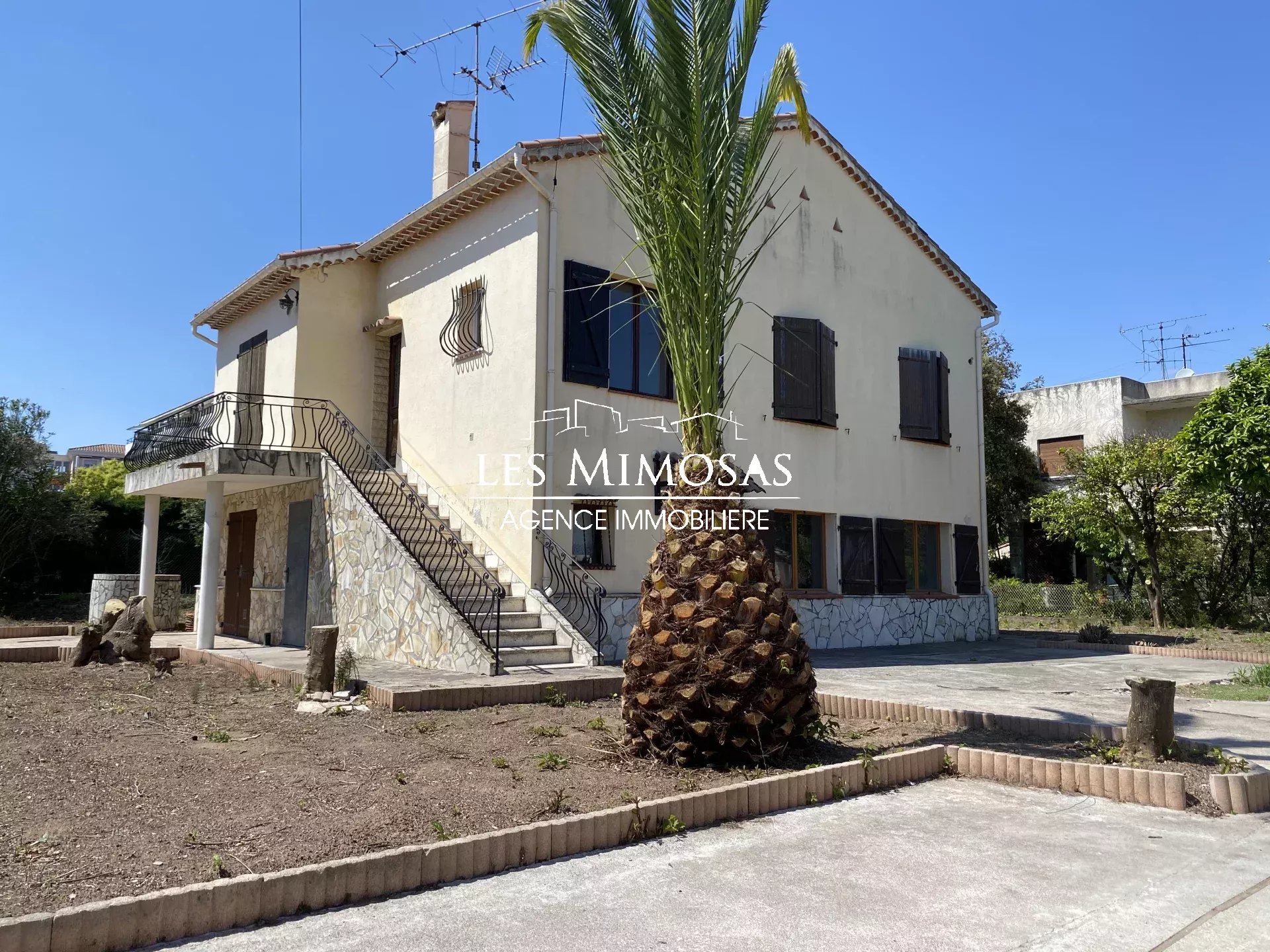 SAINT RAPHAEL – PIN BERNARD – Maison avec 2 appartements et un garage
