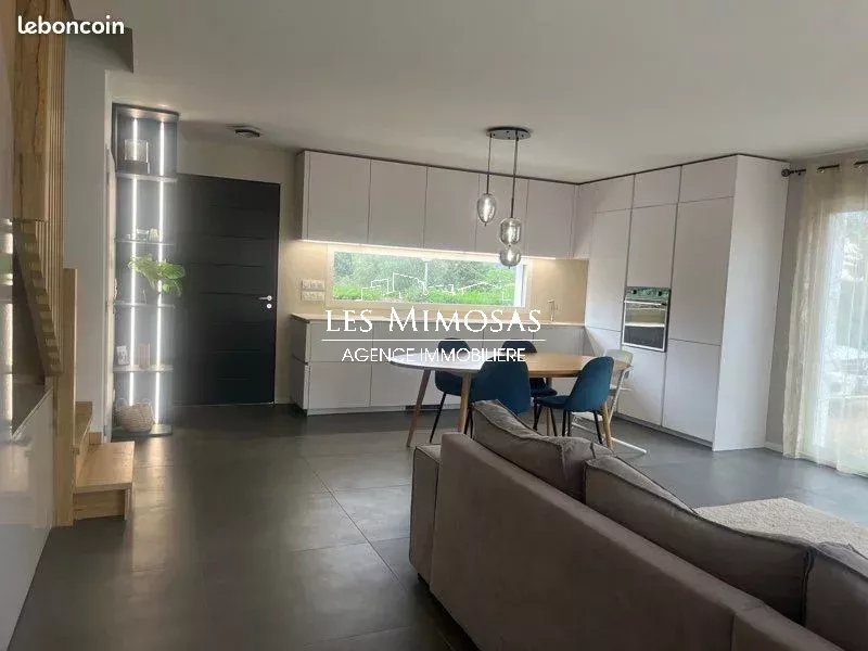 FREJUS, Villa 4 pièces récente avec garage sur 454m² de terrain avec piscine