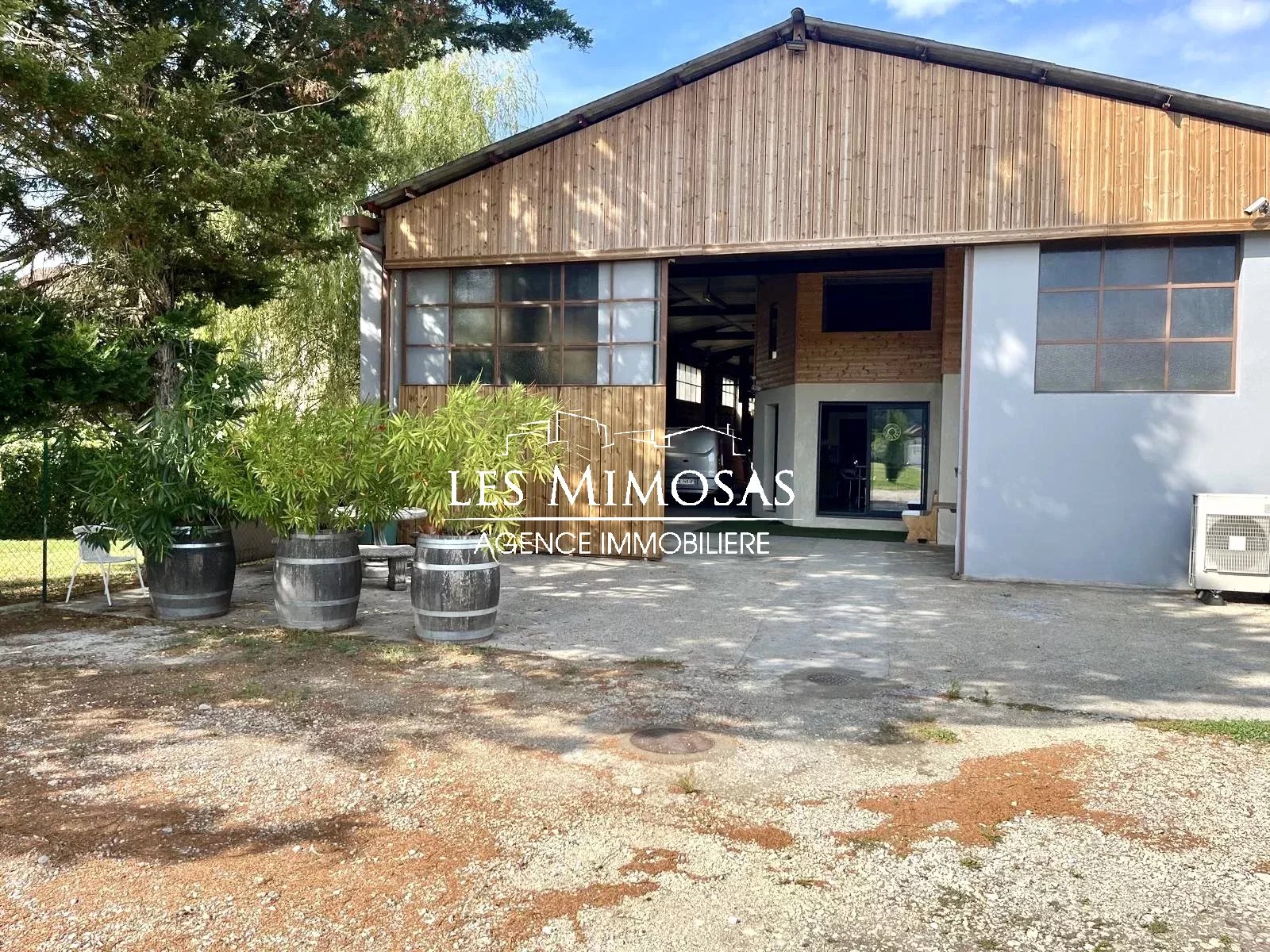 EXCLUSIVITÉ – ARTEMARE Grand local/hangar avec 2 habitations sur 1.362m²
